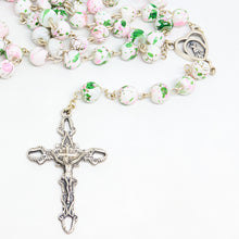 Cargar imagen en el visor de la galería, Pink and green Marble-Effect Crystal Rosary with Heart Centerpiece and white Pouch