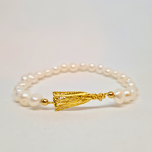 Carregar imagem no visualizador da galeria, Freshwater Pearl Bracelet with Gold-Plated Sterling Silver Our Lady of Fatima Medal