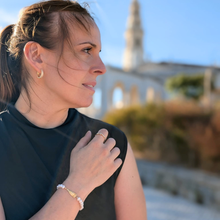 Carregar imagem no visualizador da galeria, Freshwater Pearl Bracelet with Gold-Plated Sterling Silver Our Lady of Fatima Medal