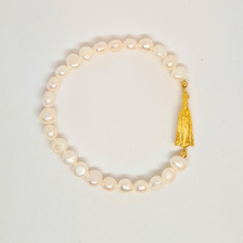 Carregar imagem no visualizador da galeria, Freshwater Pearl Bracelet with Gold-Plated Sterling Silver Our Lady of Fatima Medal
