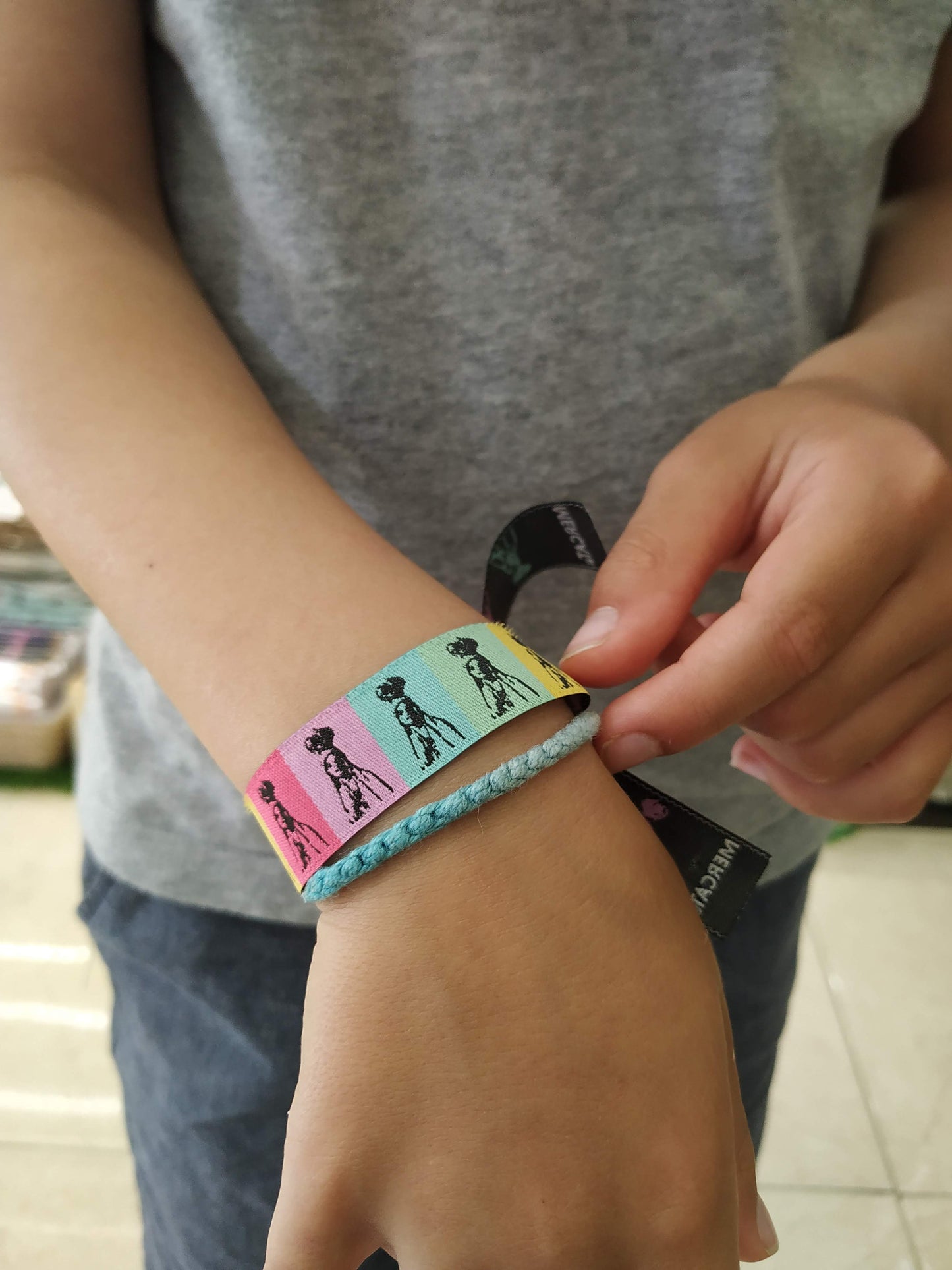 Pulsera de tela con la imagen de la cara de Nuestra Señora de Fátima