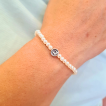 Cargar imagen en el visor de la galería, Pulsera de Perlas de Nuestra Señora de Fátima con Medalla
