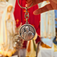 Cargar imagen en el visor de la galería, Pope Francis Keychain - Silver keychain with a circular pendant featuring an engraved portrait of Pope Fracis and the Apparitions of Fatima
