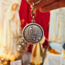 Cargar imagen en el visor de la galería, Pope Francis Keychain - Silver keychain with a circular pendant featuring an engraved portrait of Pope Fracis and the Apparitions of Fatima
