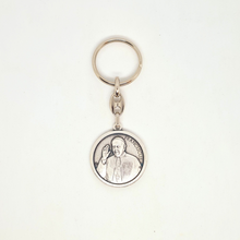 Cargar imagen en el visor de la galería, Pope Francis Keychain - Silver keychain with a circular pendant featuring an engraved portrait of Pope Fracis and the Apparitions of Fatima
