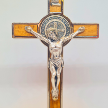 Carregar imagem no visualizador da galeria, Saint Benedict Standing Crucifix [5.3&#39;&#39; | 13,5cm]
