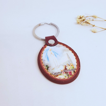 Cargar imagen en el visor de la galería, Apparitions of Our Lady of Fatima Leather Keychain
