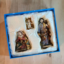 Load image into Gallery viewer, Classic Nativity Scene - 3 Pieces | 4.13&#39;&#39; | 10.5cm
